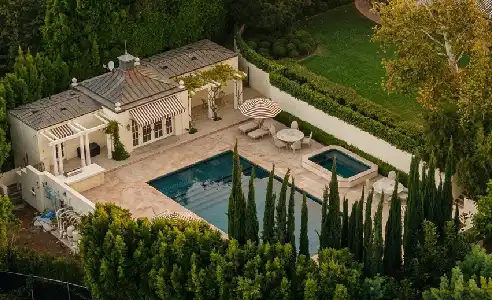 The image shows the property of Samuel Goldwyn, a film producer, which was further renovated by Taylor Swift
